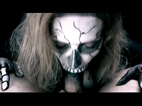 ❤️ Cô gái quỷ bú cặc bằng cái miệng đen của mình và nuốt kiêm. ❌ Fuck video ở% vi.dewporn.ru%